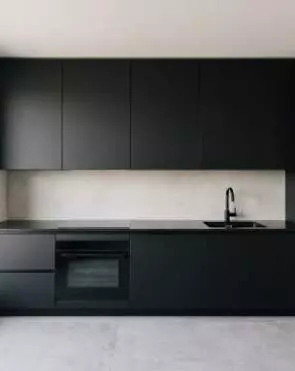 Встроенная кухня в тёмном тоне