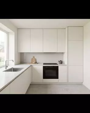 Прямая встроенная кухня в белом