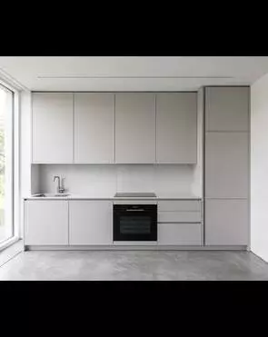 Встроенная кухня в светло-сером