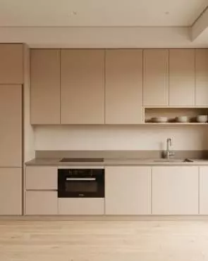 Встроенная кухня в серо-бежевом с дубовой полкой