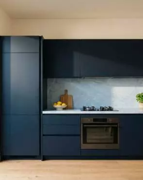 Прямая кухня с газовой варочной панелью