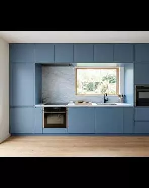 Длинная прямая кухня с окном по центру