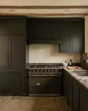 Угловая кухня с отдельностоящей плитой