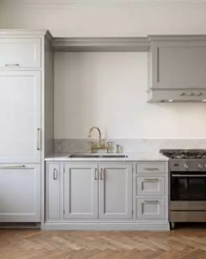 Неоклассическая кухня в светло-сером