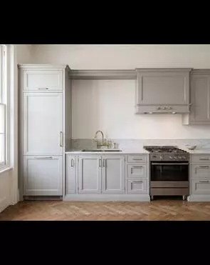 Неоклассическая кухня в светло-сером