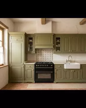 Кухня прованс в оливковом со стеклянными витринами
